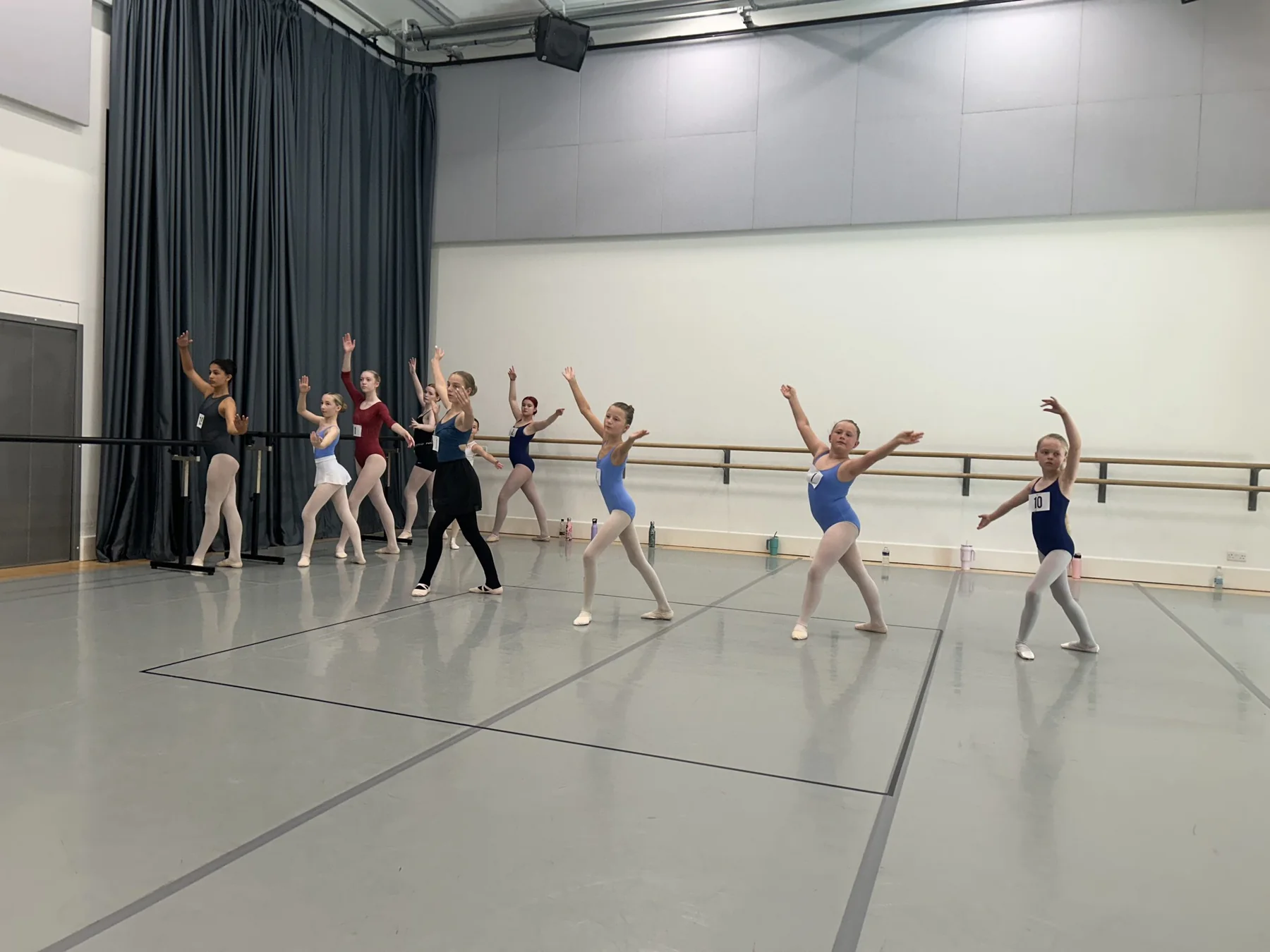 Young dancers preparing together at Étoile Forum